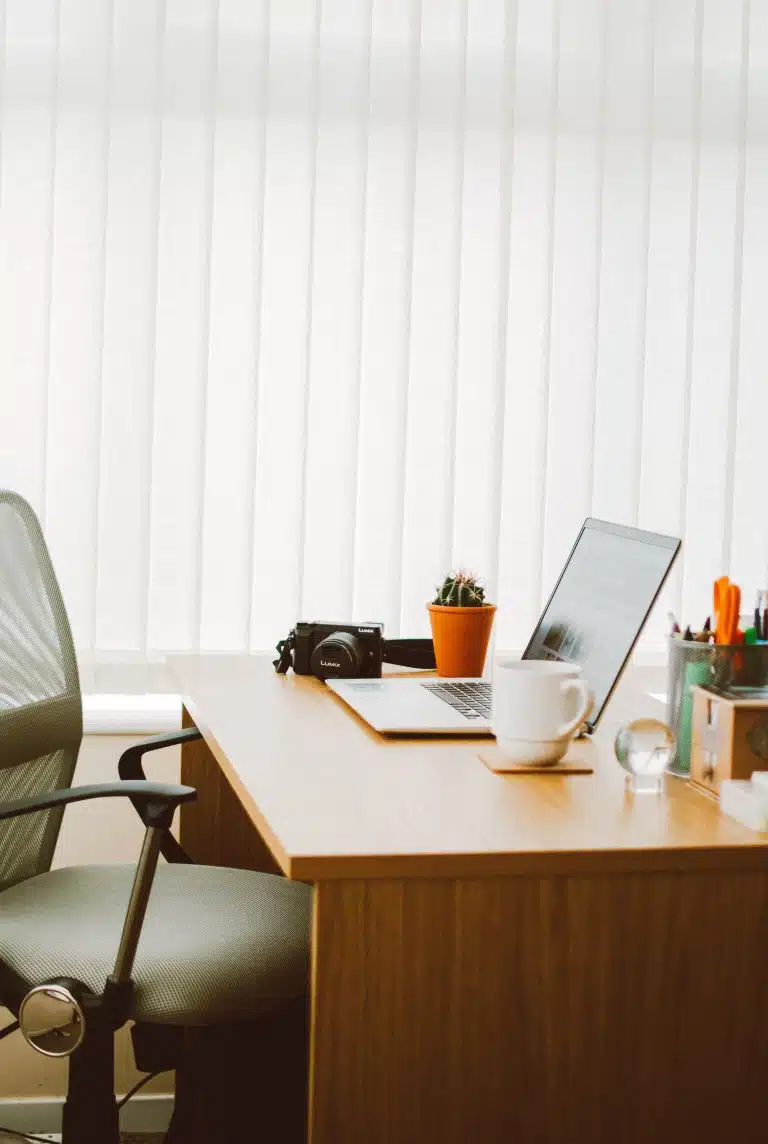 Bureau-table moderne et fonctionnel dans un espace de travail à domicile