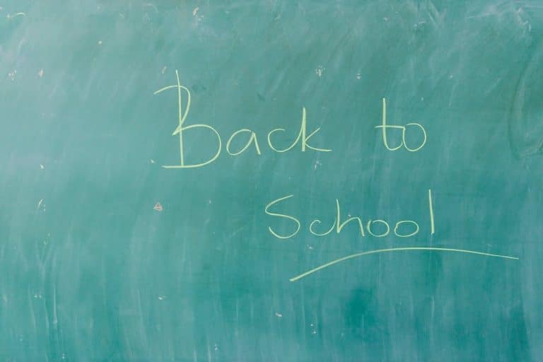 Famille réunie autour d'une table, préparant la rentrée scolaire ensemble