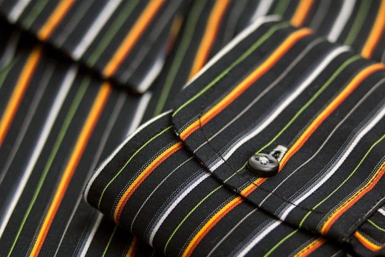 Chemises masculines colorées tendance pour 2019 sur un podium