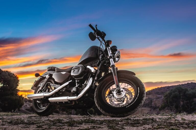 Motard profitant d'une balade printanière sur sa moto ensoleillée