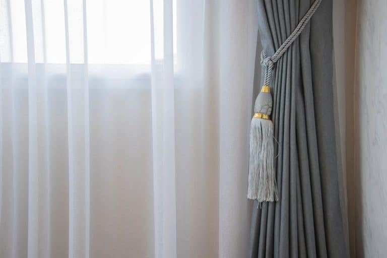 Ressort de rideau métallique prêt à être installé dans une maison