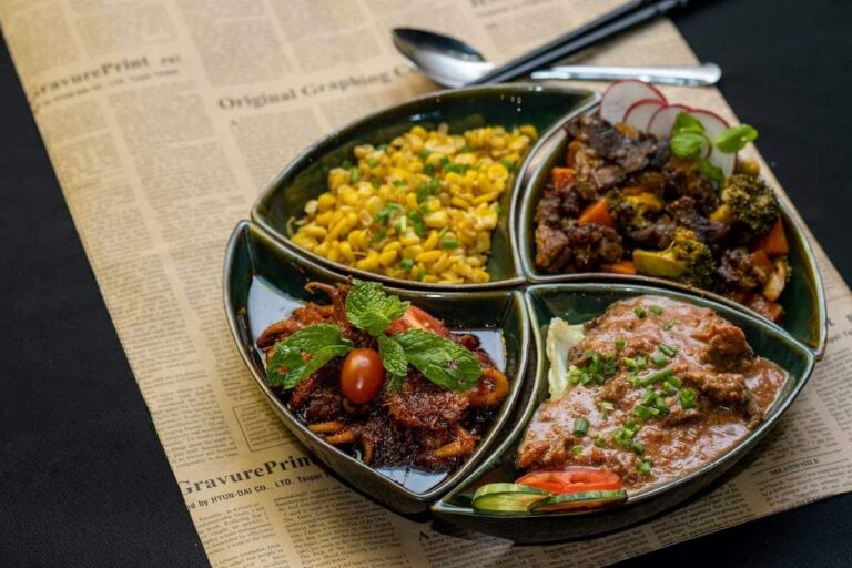 Spécialités culinaires marseillaises dans un restaurant typique