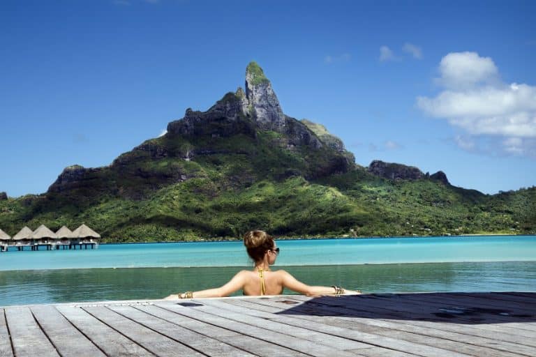 Coucher de soleil sur la plage de Tahiti avec des palmiers