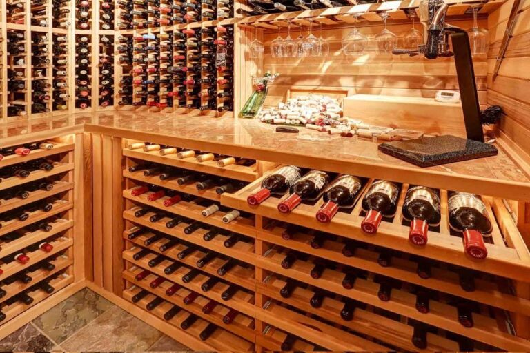 Cave à vin élégante avec bouteilles soigneusement rangées