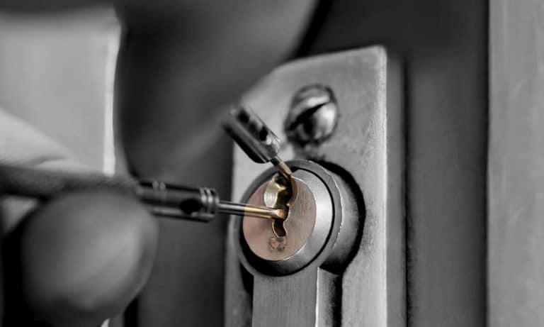 Serrurier professionnel travaillant sur une porte sécurisée