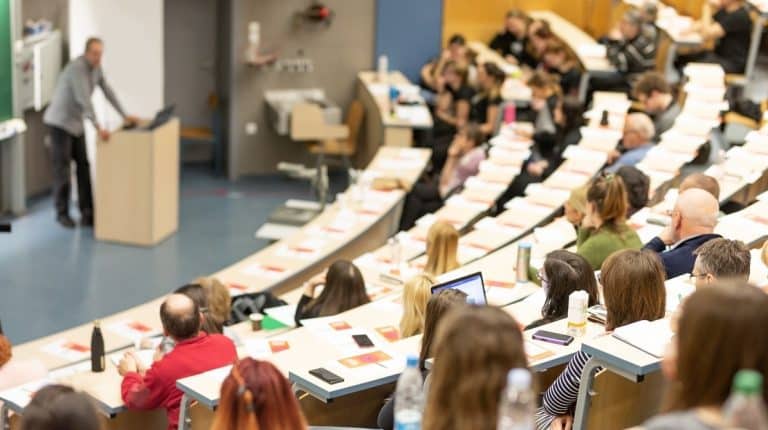 Étudiants en amphithéâtre lors d'un cours de master