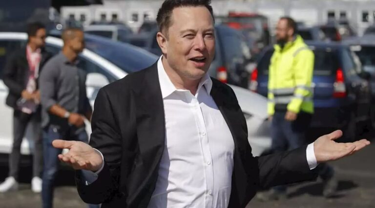 Elon Musk devant des voitures Tesla lors d'un sondage Twitter