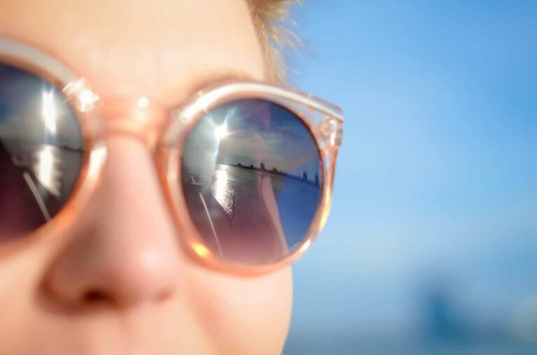 Lunettes polarisées sur une table avec un paysage ensoleillé en arrière-plan
