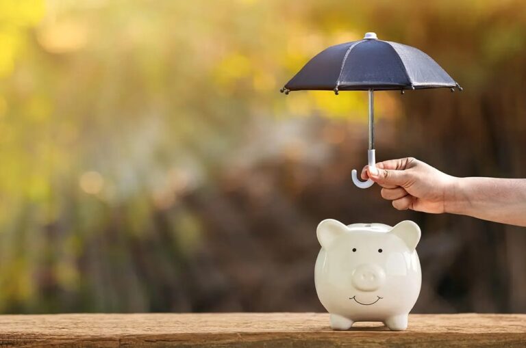 Un parapluie protégeant une tirelire en période d'incertitude financière