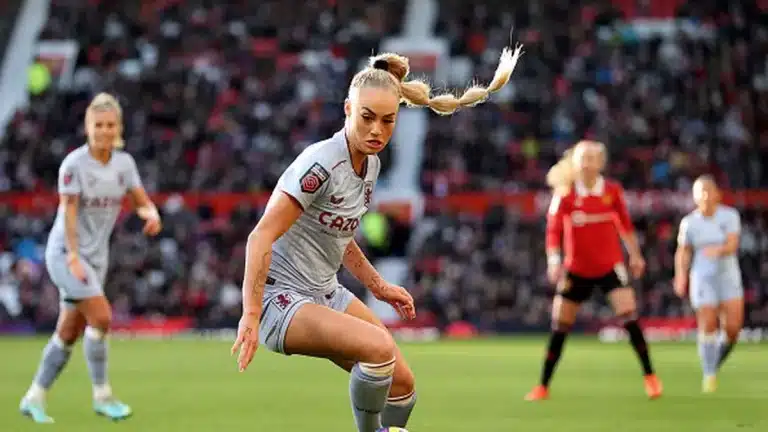 Alisha Lehmann en action sur le terrain, concentrée et déterminée