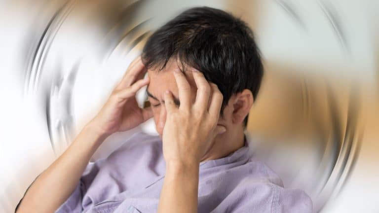 Appareil auditif porté par une personne dans un environnement calme