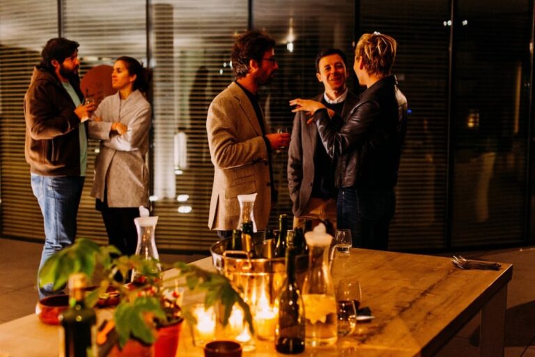 Collaborateurs célébrant une réussite d'entreprise avec du champagne