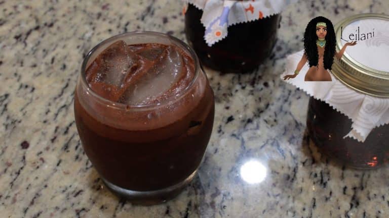 Carré de chocolat noir sur une table en bois avec des éclats de cacao