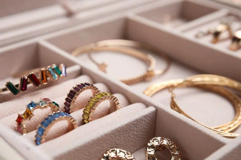 Bague fantaisie et boucles d'oreilles bohèmes sur un fond élégant