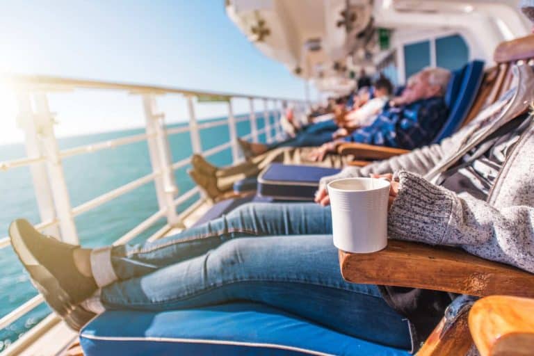 Chaises longues sur le pont d'un navire de croisière en Méditerranée