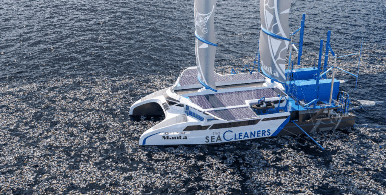 Coque de bateau en cours de nettoyage pour maintenir sa performance