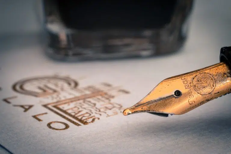 stylo plume élégant sur un bureau en bois avec papeterie