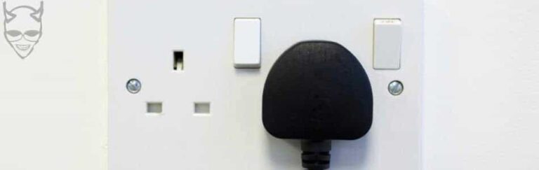 Guide illustré sur le chargement sécurisé d'une cigarette électronique avec un chargeur adapté
