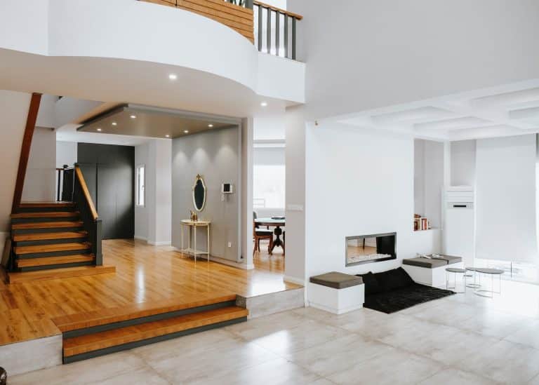 loft aménagé avec des éléments design et chaleureux
