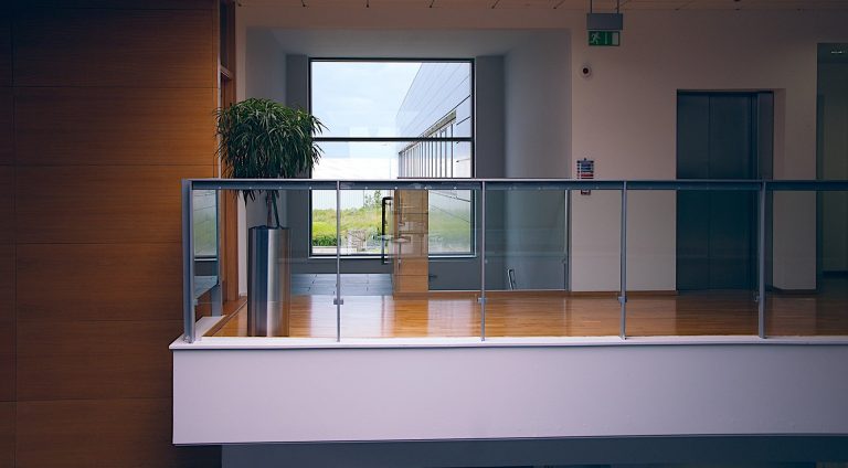 Bureau en container moderne au milieu d'un parking urbain