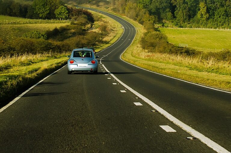 Voiture sans permis en circulation sur une route française