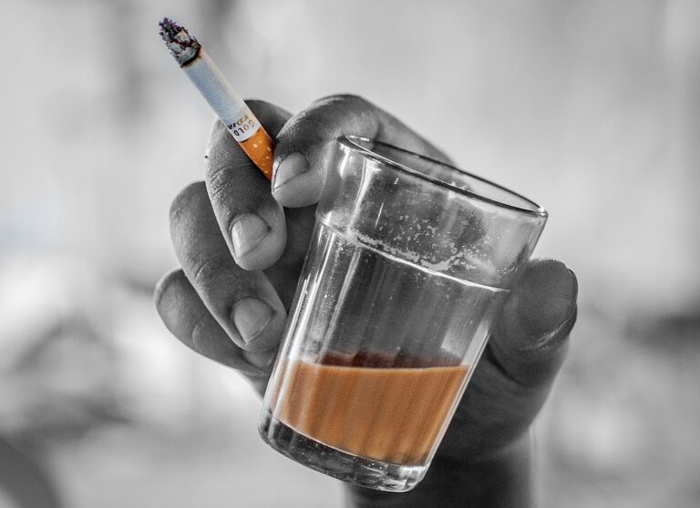 Personne tenant un paquet de cigarettes avec une expression déterminée