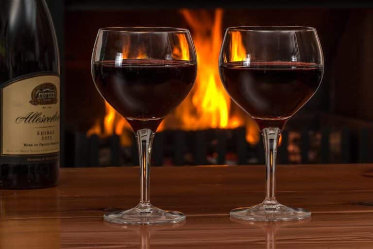 Sélection de vins rouges français sur une table élégante