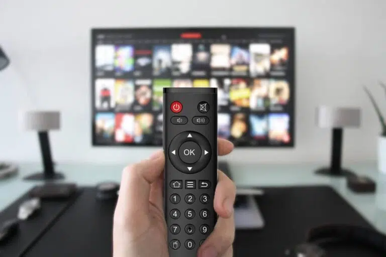 Boîtier IPTV connecté à une télévision avec chaînes sportives affichées