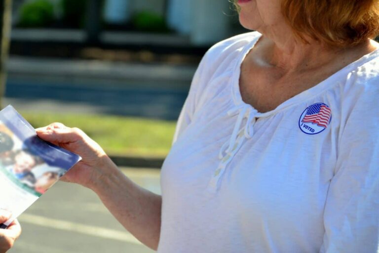 Femme senior recevant des documents pour sa candidature au poste de maire
