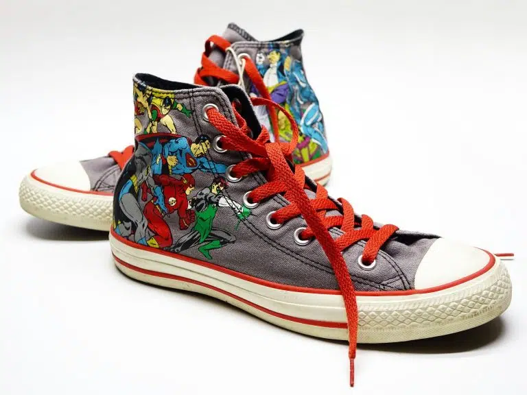 Chaussures en toile neuves prêtes à être élargies pour plus de confort
