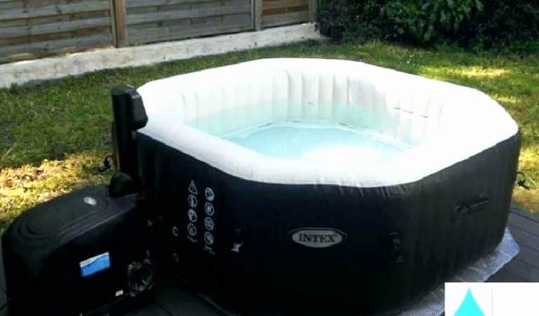 Spa gonflable installé dans un jardin avec des accessoires de détente