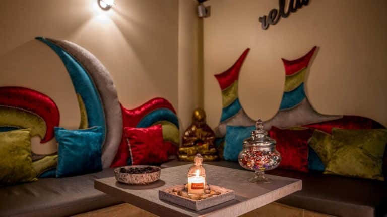 intérieur apaisant du Spa Annamaya avec des plantes et des lumières douces