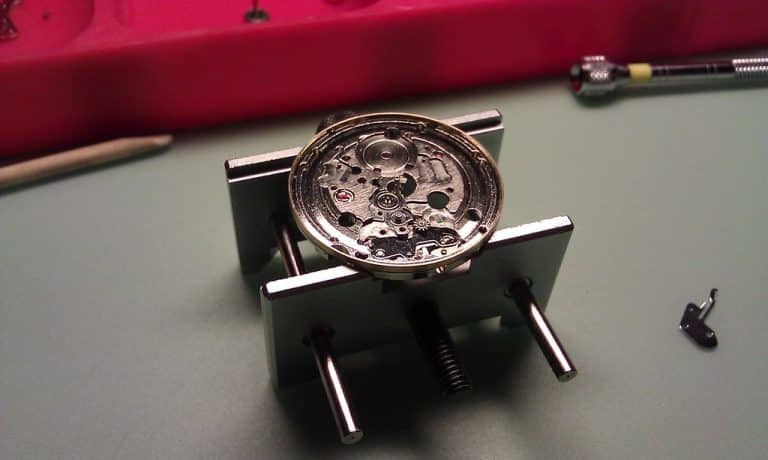 Montre automatique avec un mouvement complexe et élégant